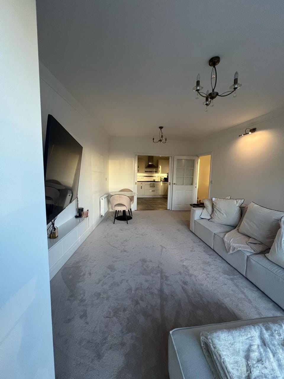 TV and multimedia, Kitchen or kitchenette, Living room, Seating area