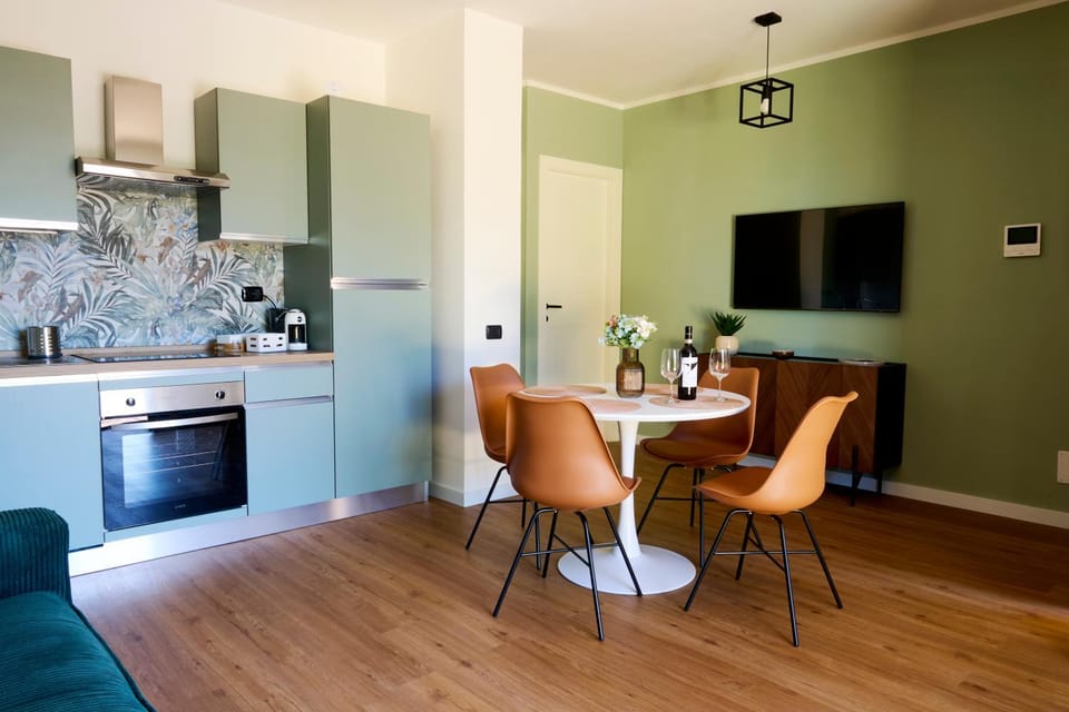 TV and multimedia, Kitchen or kitchenette, Living room, Seating area, Dining area, oven, stove