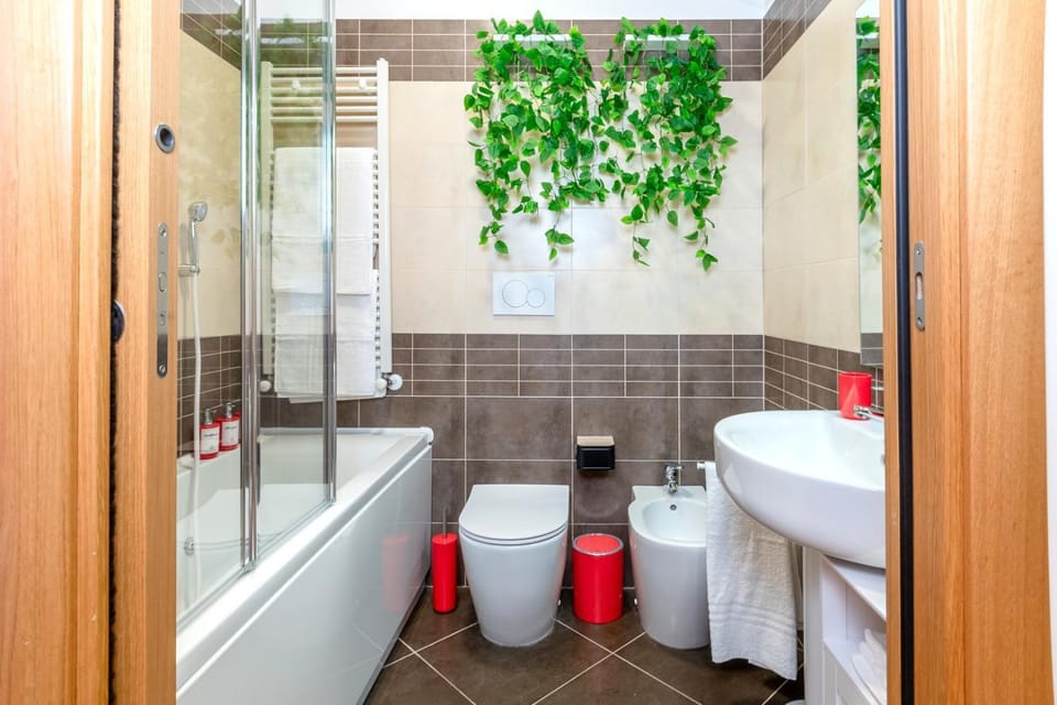 Toilet, Hot Tub, Hot Tub, Bathroom, Decorative detail, Bath, bidet, towels