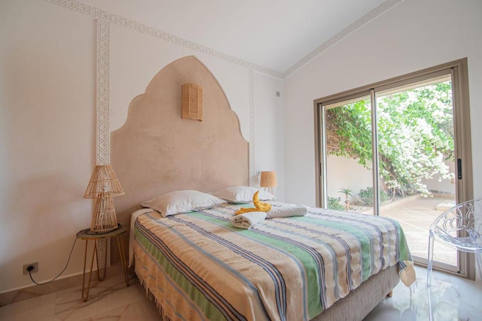 Bed, Bedroom, towels