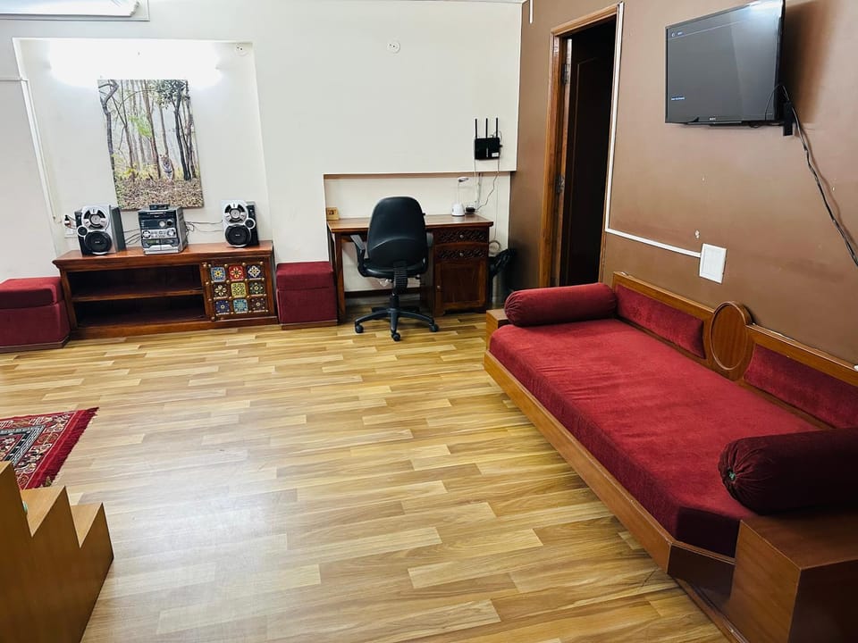 TV and multimedia, Living room, Seating area, Evening entertainment