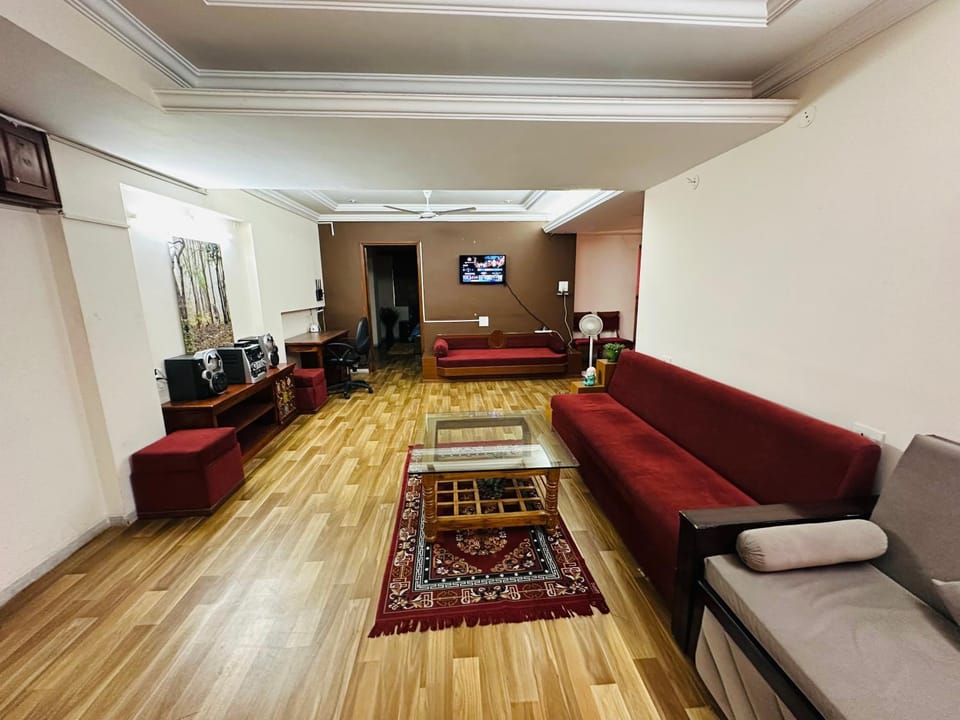 TV and multimedia, Living room, Seating area, Evening entertainment