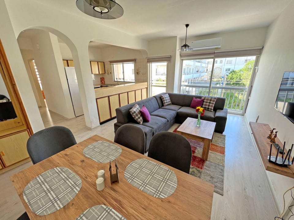 Communal lounge/ TV room, TV and multimedia, Kitchen or kitchenette, Living room, Seating area, Dining area