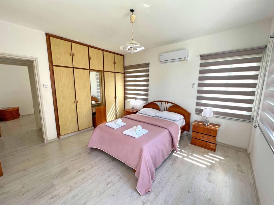 Photo of the whole room, Bedroom, towels, wardrobe, air conditioner
