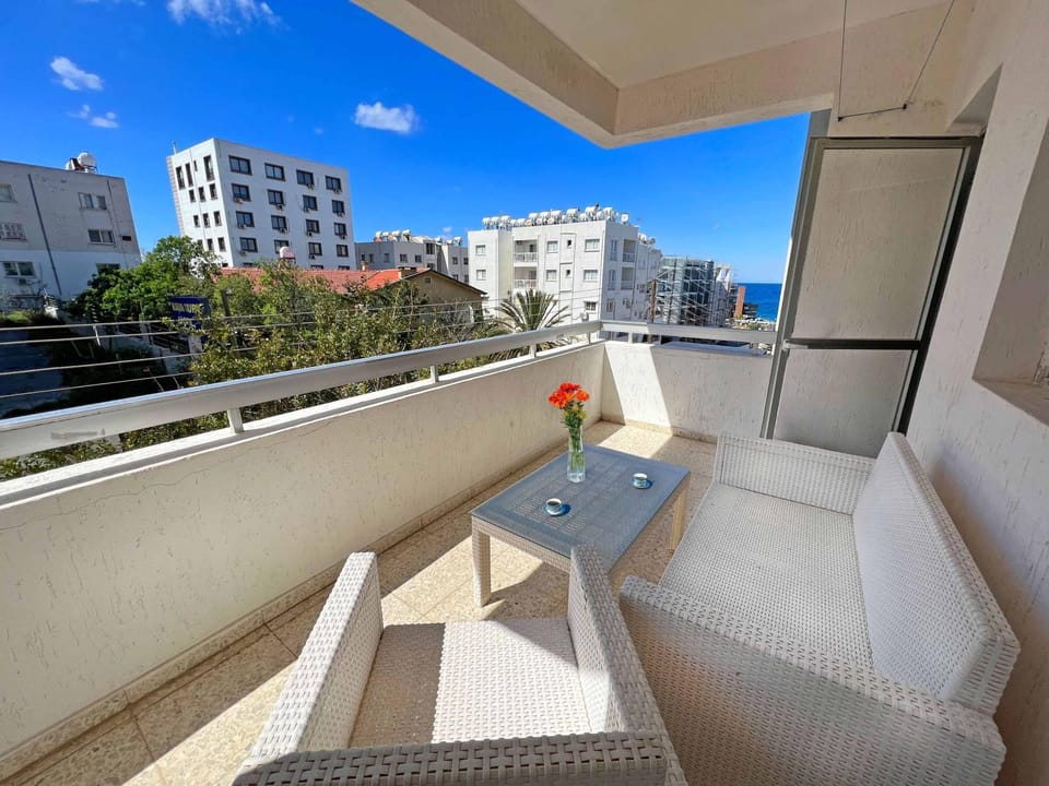 Property building, Day, Balcony/Terrace, Seating area, City view