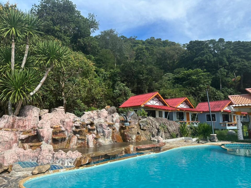 Koh Chang Cabana Resort with swiming pool & BEACH Hotel in Ko Chang