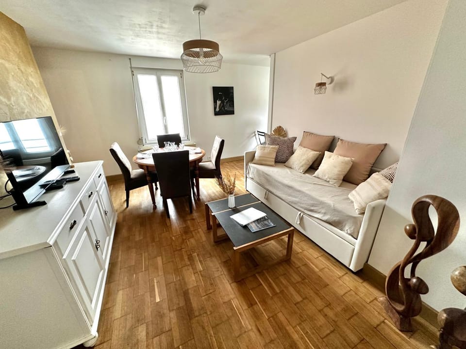 TV and multimedia, Living room, Dining area