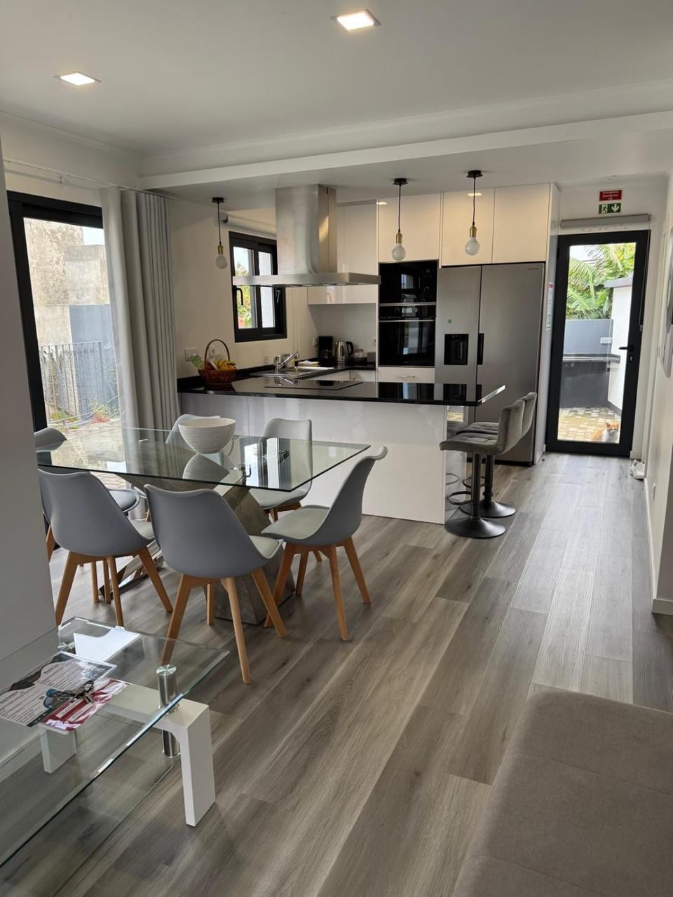Kitchen or kitchenette, Dining area