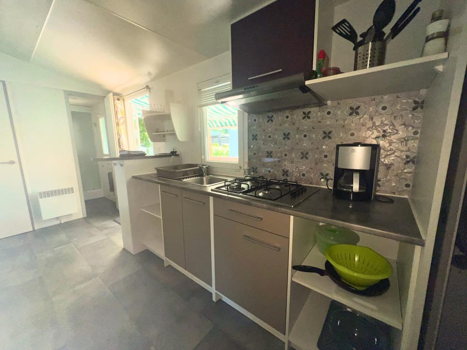 Coffee/tea facilities, Kitchen or kitchenette, pet friendly, stove, kitchen