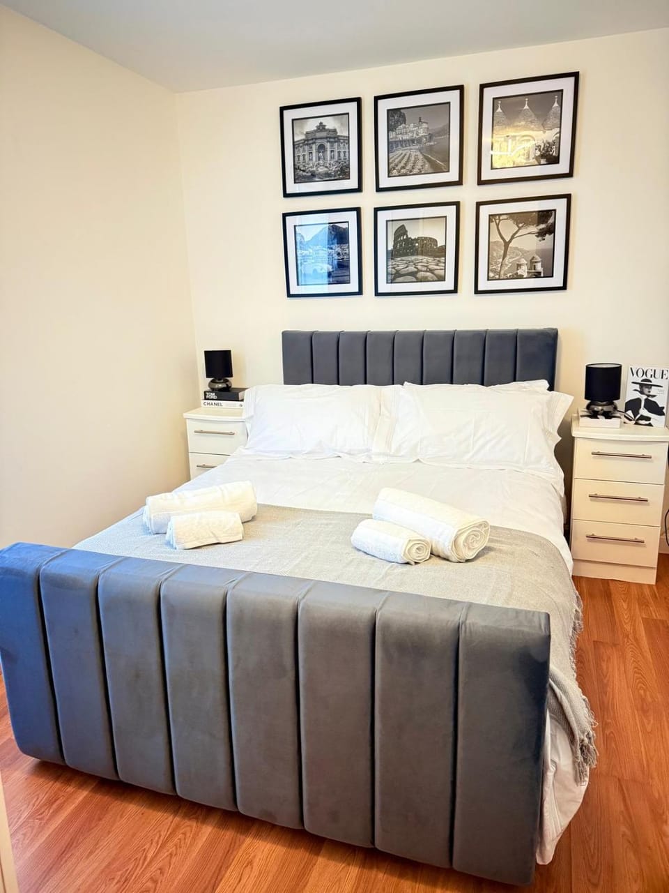 Bed, Bedroom, towels