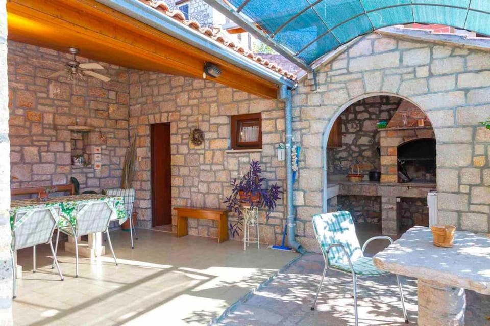 Patio, Day, Dining area