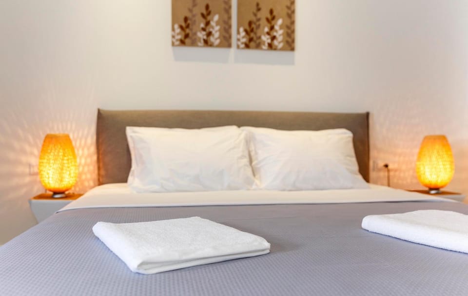 Bed, Photo of the whole room, Bedroom, towels