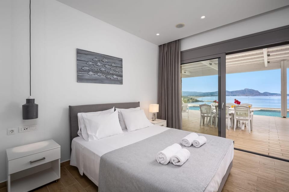 Bed, Balcony/Terrace, Bedroom, River view, Sea view, Swimming pool