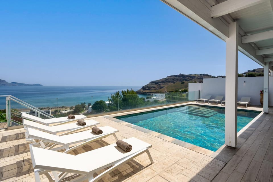 Balcony/Terrace, Lake view, Mountain view, Pool view, Swimming pool, sunbed