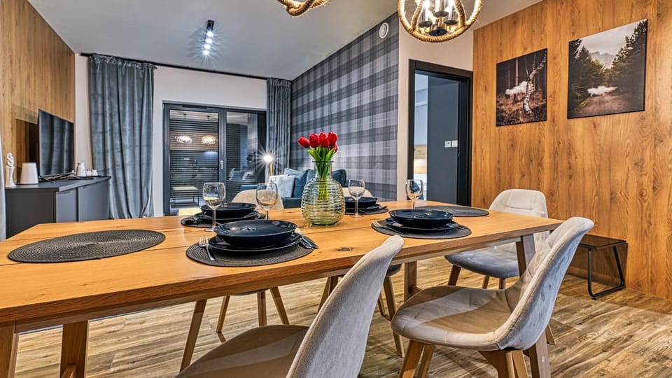 TV and multimedia, Living room, Seating area, Dining area
