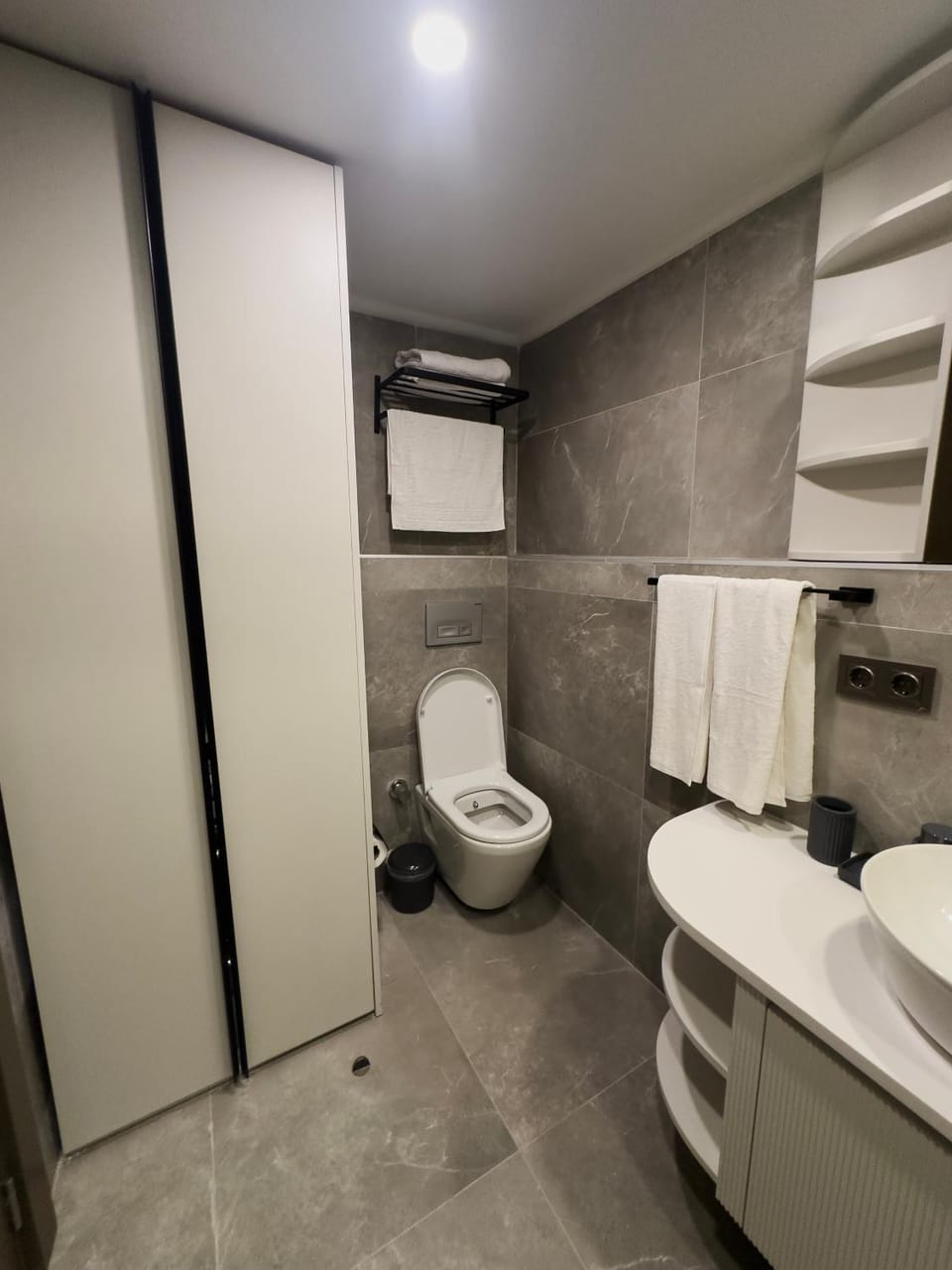 Shower, Toilet, Bathroom, bidet, towels