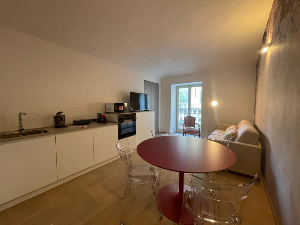 TV and multimedia, Kitchen or kitchenette, Living room, Dining area, oven, stove, toaster