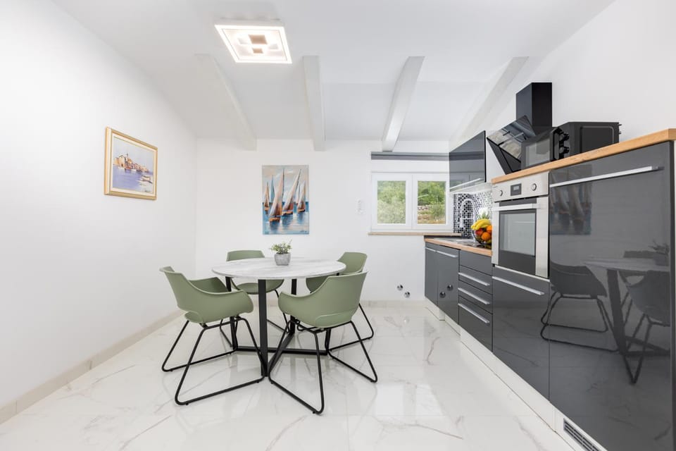 Kitchen or kitchenette, Dining area