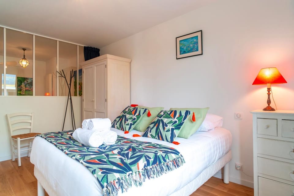 Bed, Photo of the whole room, Bedroom
