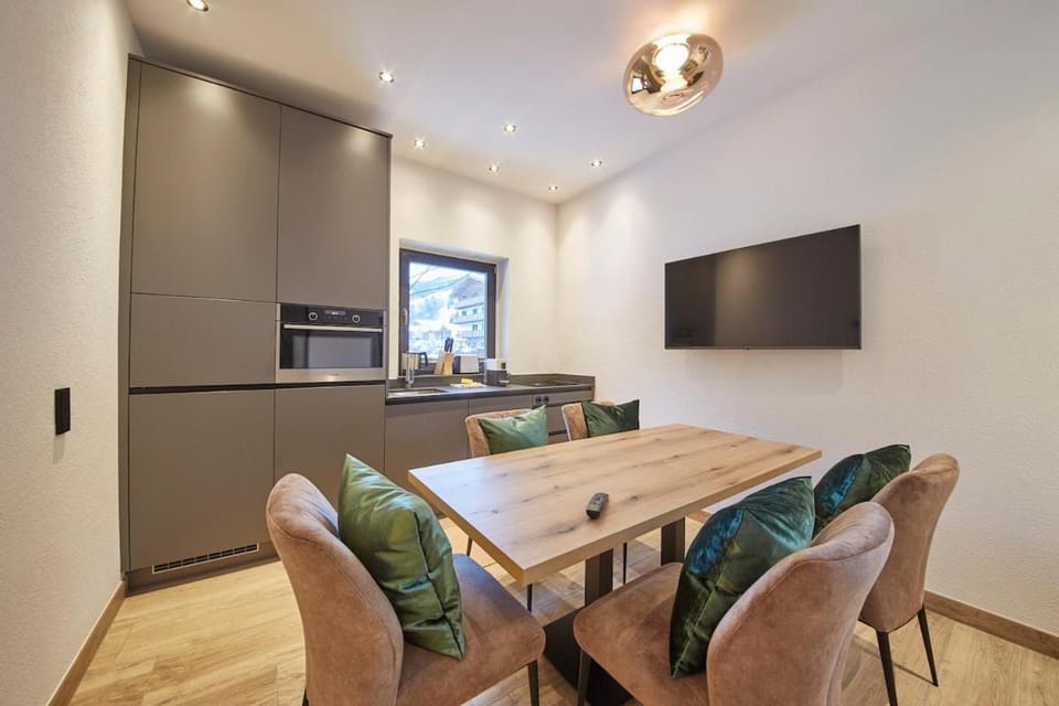 TV and multimedia, Kitchen or kitchenette, Seating area, Dining area