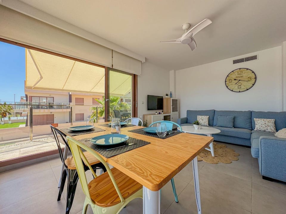 Communal lounge/ TV room, Day, Dining area