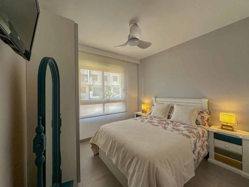 Photo of the whole room, Bedroom