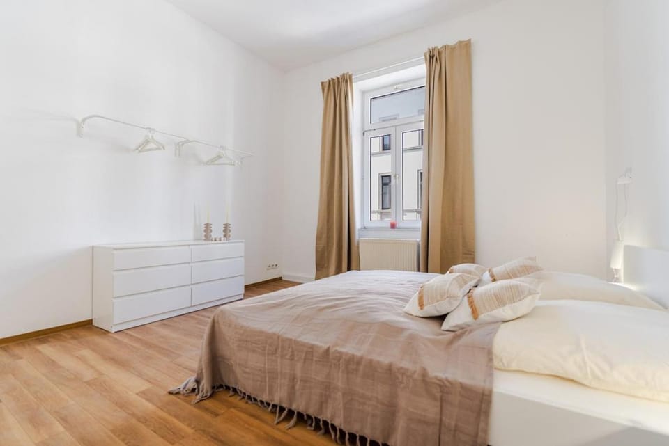 3 BR Apartment - ZENTRAL - GERÄUMIG - PARKHAUS - WIFI - KAFFEE - NETFLIX Apartment in Wiesbaden