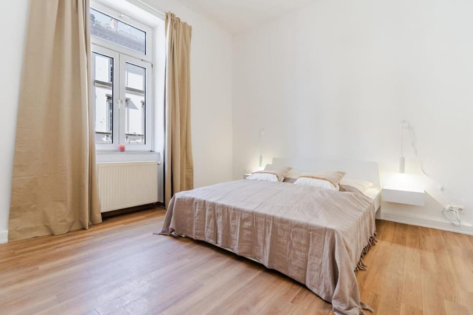 3 BR Apartment - ZENTRAL - GERÄUMIG - PARKHAUS - WIFI - KAFFEE - NETFLIX Apartment in Wiesbaden