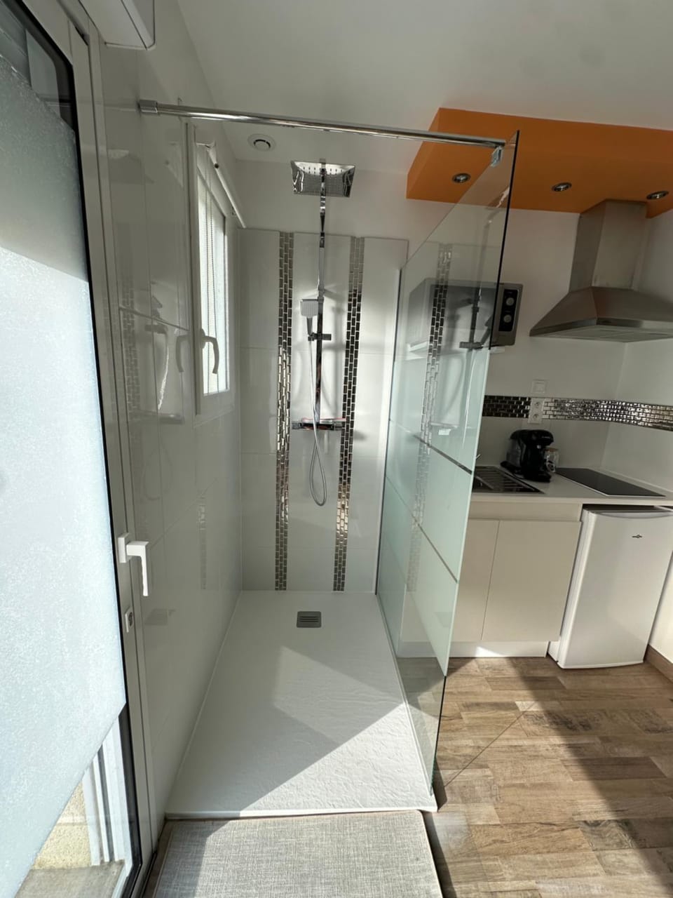 Shower, Kitchen or kitchenette