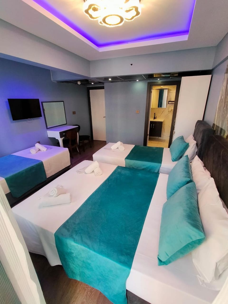 Communal lounge/ TV room, Bed, TV and multimedia, Living room, Photo of the whole room, Seating area, Bedroom