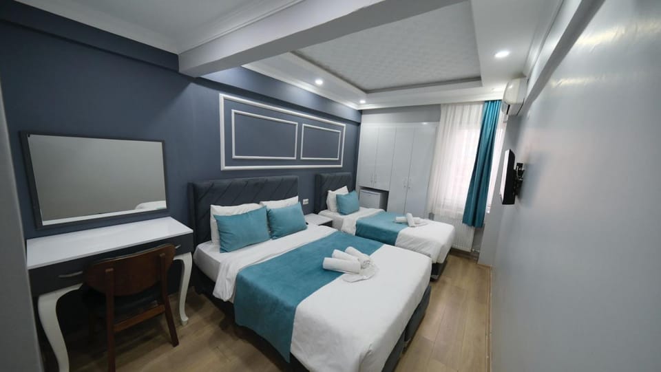 Bed, TV and multimedia, Living room, Photo of the whole room, Seating area, Bedroom, towels