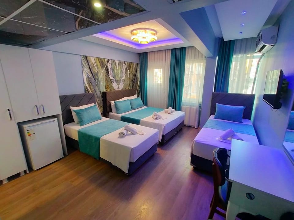 Bed, TV and multimedia, Living room, Photo of the whole room, Seating area, Bedroom, towels