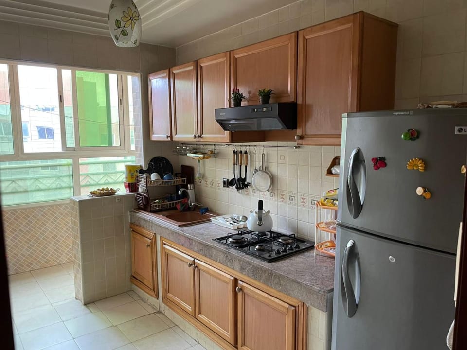 Coffee/tea facilities, Kitchen or kitchenette, oven, stove