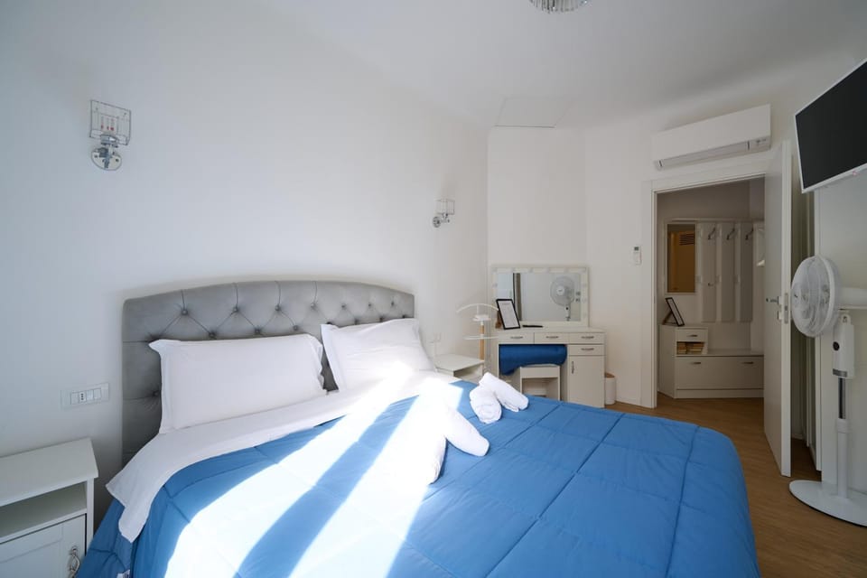 Bed, TV and multimedia, Bedroom