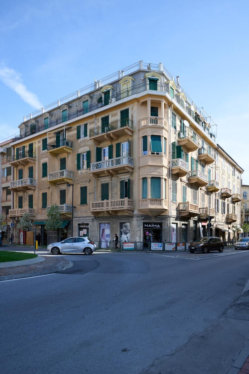 Property building, Neighbourhood, City view, Location