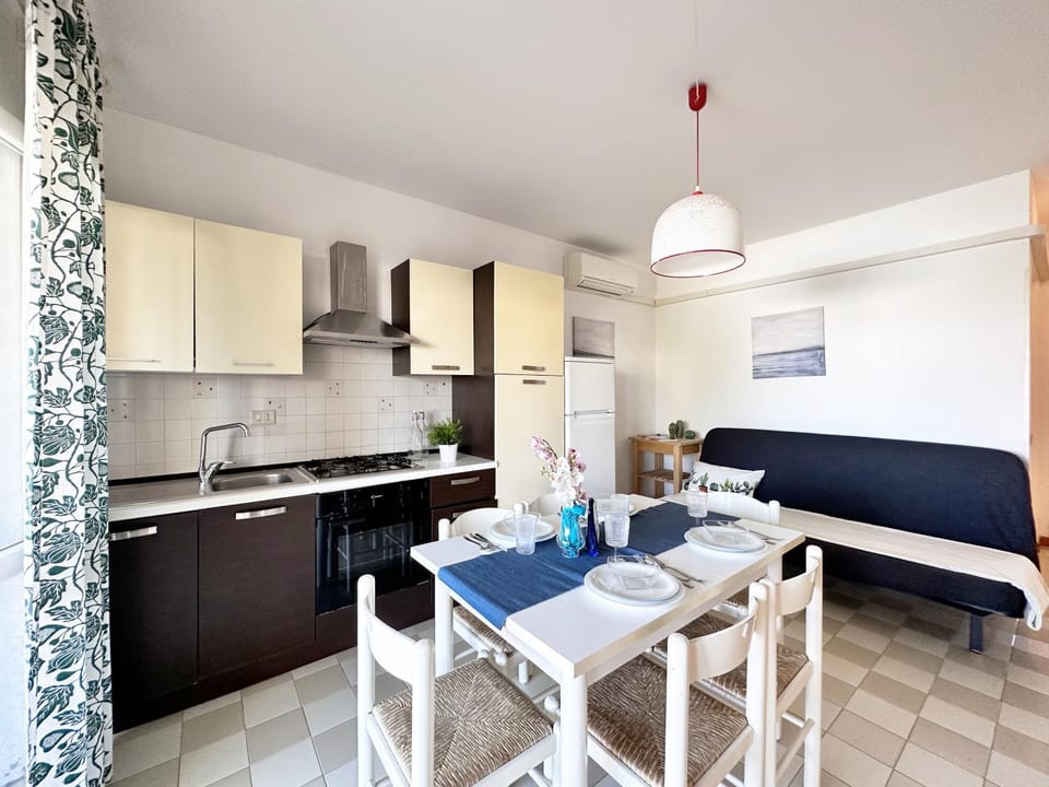 Kitchen or kitchenette, Living room, Seating area, Dining area, oven, stove