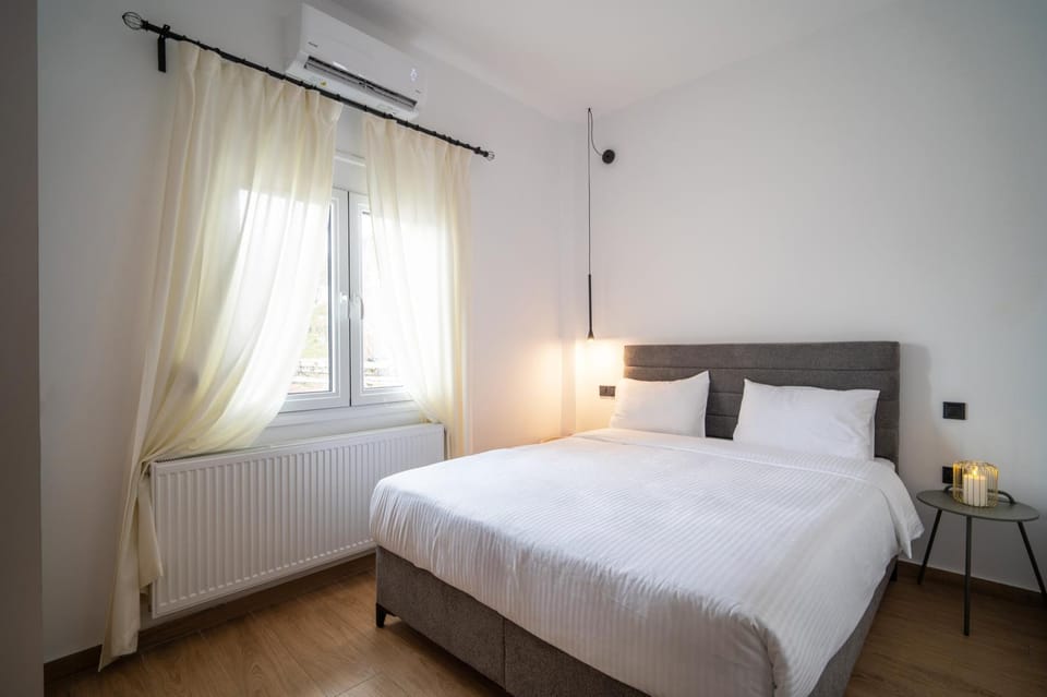 Photo of the whole room, Bedroom, air conditioner