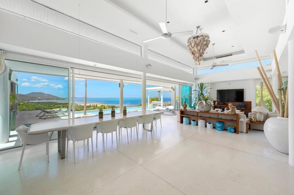 Communal lounge/ TV room, Natural landscape, TV and multimedia, Living room, Seating area, Dining area, Evening entertainment, Mountain view, Sea view