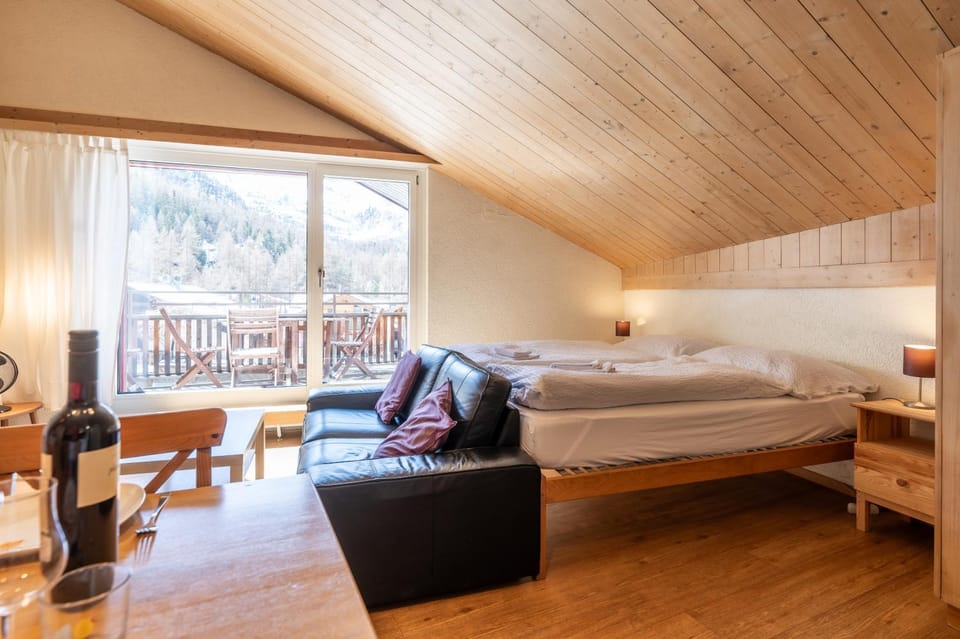 Bed, TV and multimedia, Living room, Photo of the whole room, Seating area, Bedroom