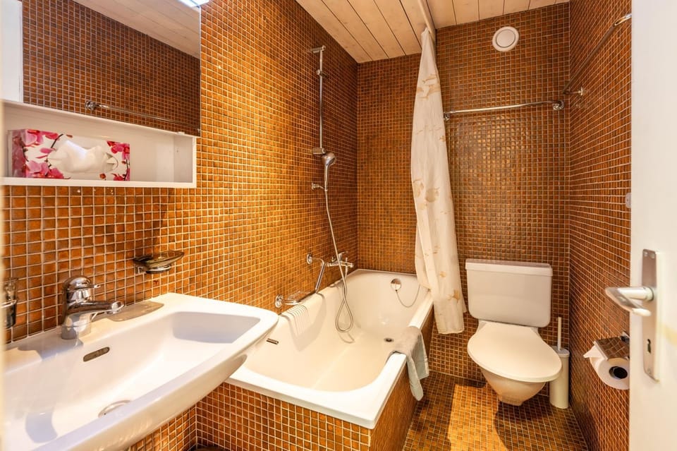 Shower, Toilet, Bathroom, Bath, towels