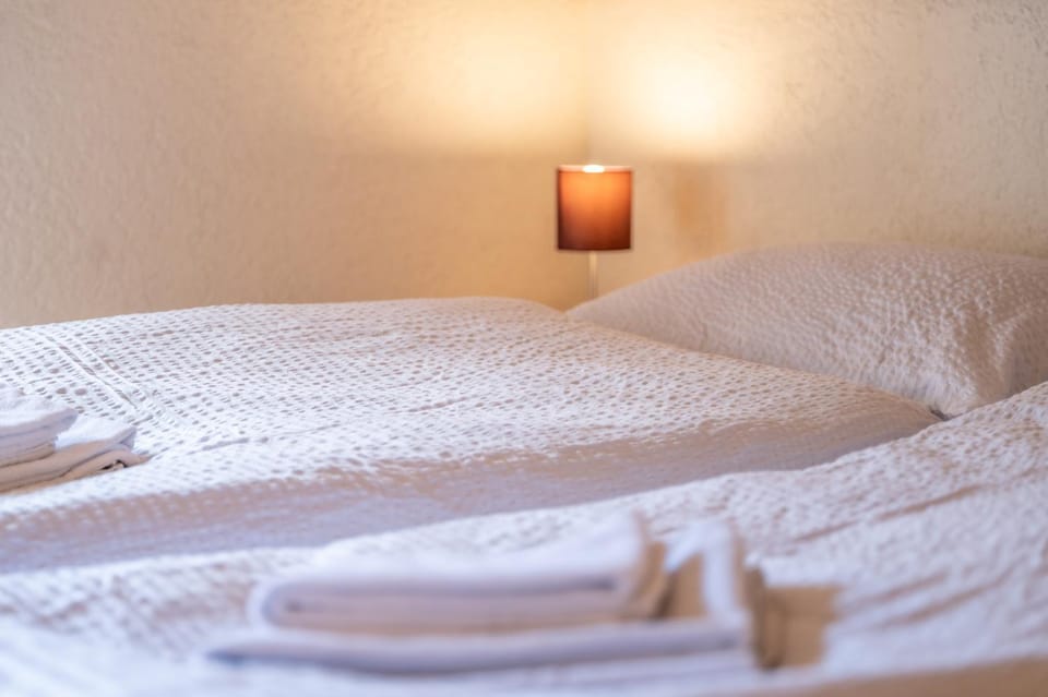 Bed, towels