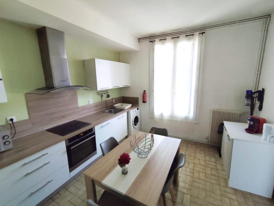 Kitchen or kitchenette, Dining area, pet friendly, stove