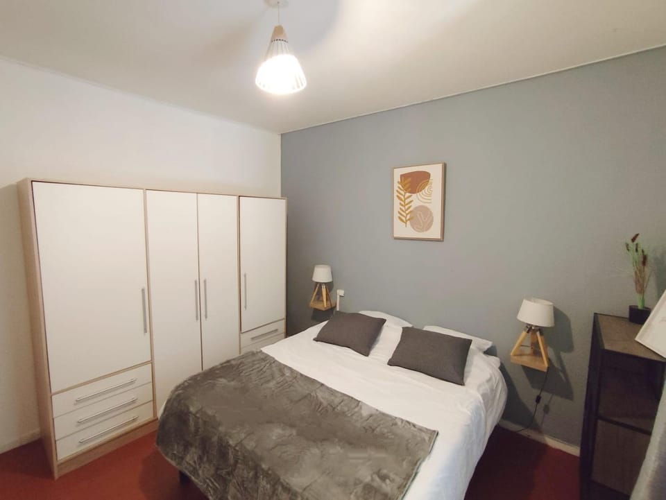 Bed, Photo of the whole room, Bedroom, wardrobe