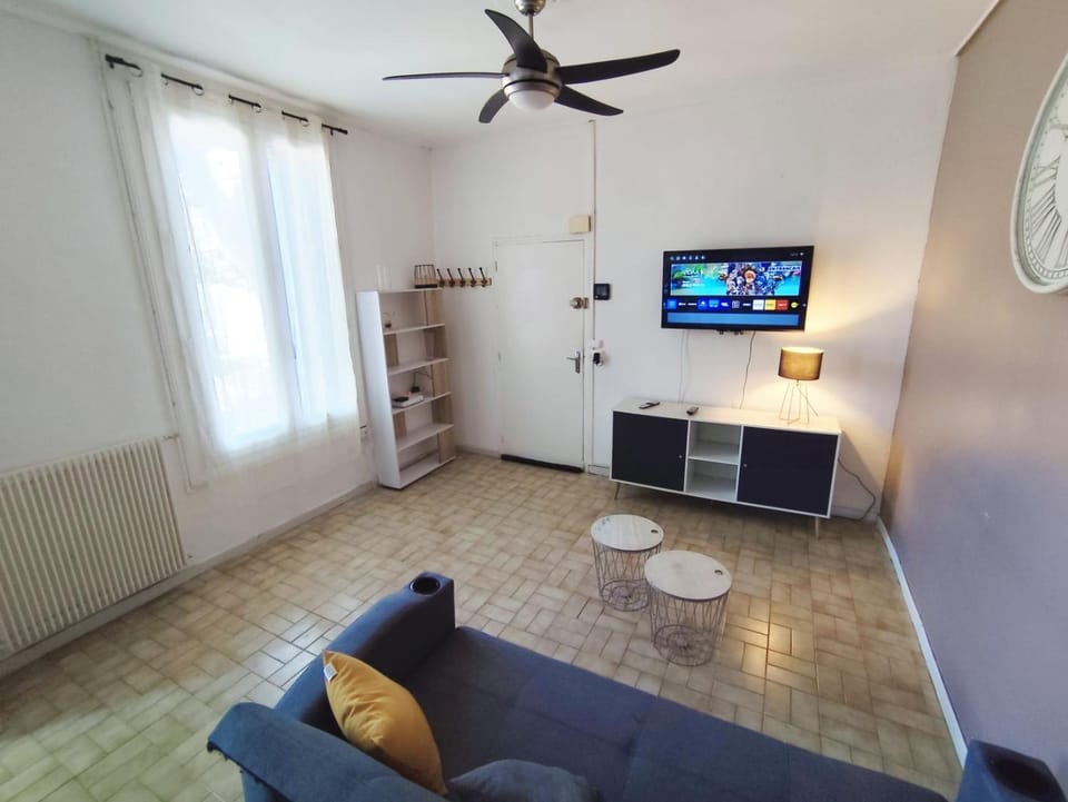 Communal lounge/ TV room, TV and multimedia, Seating area