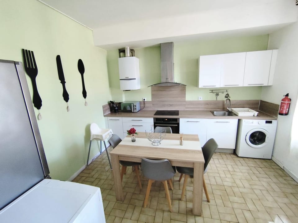 Coffee/tea facilities, Dining area, oven, pet friendly, stove, toaster, washing machine, dryer