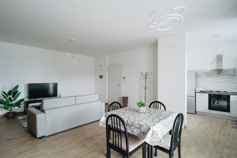 TV and multimedia, Kitchen or kitchenette, Living room, Seating area, Dining area, oven, stove