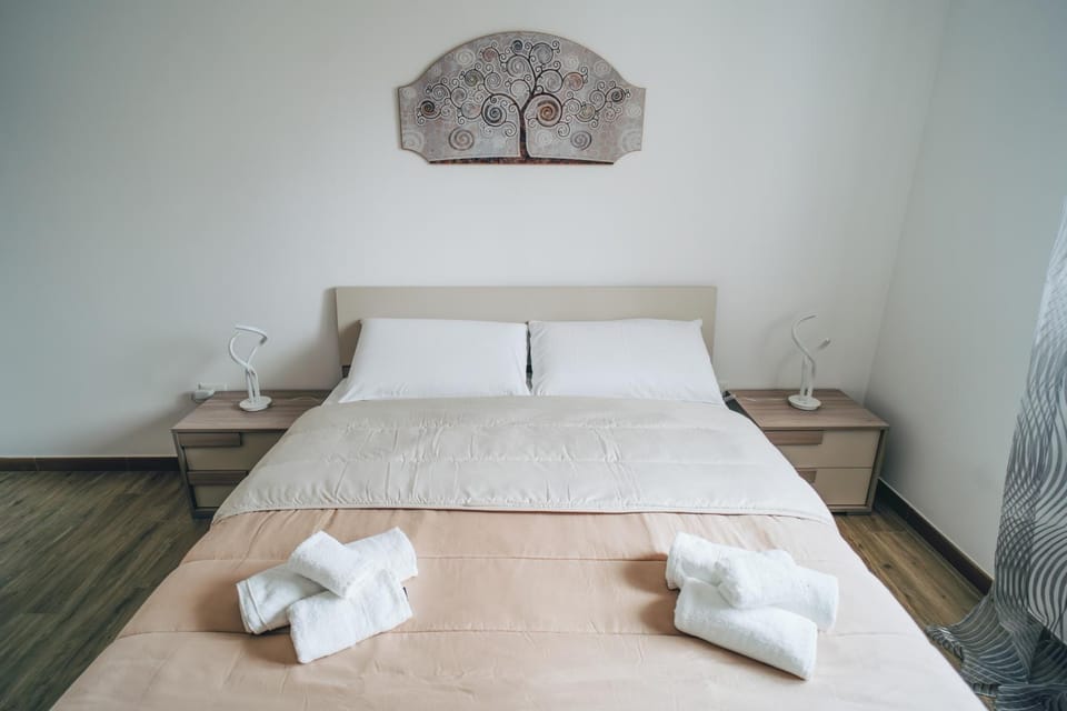 Bed, Photo of the whole room, Bedroom, towels