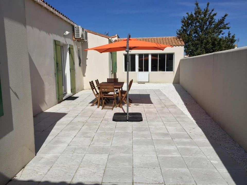 Patio, Day, Dining area