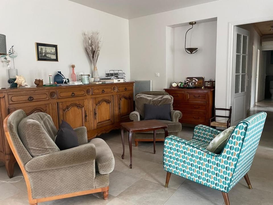 Living room, Seating area