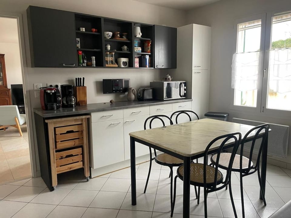 Coffee/tea facilities, Kitchen or kitchenette, Dining area, dishwasher, oven, stove